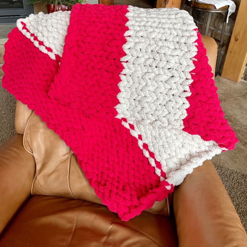 NEW chunky knit baby or lap blanket.